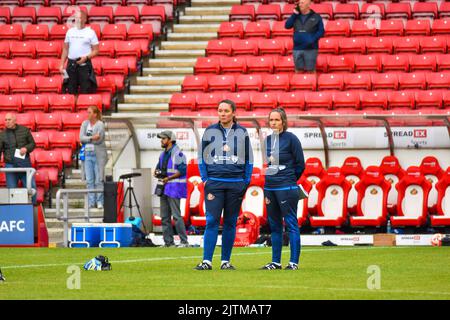 Die Cheftrainerin der Sunderland Women, Frau Melie Reay (links), und ihre Assistentin Stephanie Libbey reflektieren die Niederlage ihrer Seite gegen die Frauen in Birmingham. Stockfoto