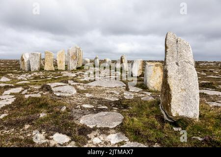 Deirbhile's Twist. Moderne stehende Steinformation des Bildhauers und bildenden Künstlers Michael Bulfin. Mullet Peninsula, County Mayo, Irland. August 2022. Stockfoto