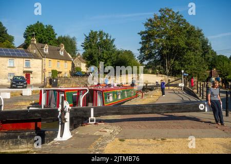 Kanal-Schmalboot, das durch Bradford Schleusen auf dem Kennet und Avon Kanal in Bradford auf Avon Wiltshire Stockfoto