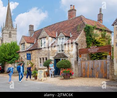 Das Dorf Lacock in Wiltshire ist ein Dorf in der Grafschaft Wiltshire England, das dem nationalen Trust gehört, mit der St. Cyriac's Church Stockfoto