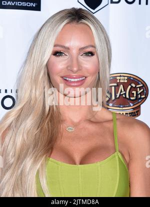 Holly hält Aktien bei der jährlichen Craig Campbell Celebrity Cornhole Challenge 8., die am 7. Juni 2022 in Loser's Bar & Grill in Nashville, TN, stattfand. © Tammie Arroyo / AFF-USA.com Stockfoto