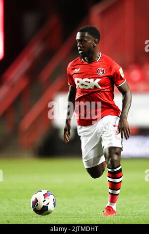 Diallang Jaiyesimi von Charlton Athletic am Ball während des EFL Trophy-Spiels zwischen Charlton Athletic und Gillingham am Mittwoch, 31.. August 2022, im The Valley, London. (Kredit: Tom West | MI News) Kredit: MI Nachrichten & Sport /Alamy Live News Stockfoto