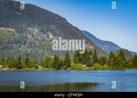 Schöne Landschaft von einem blauen Teich, See mit Wald und Bergen in British Columbia, Kanada. Niemand, Platz für Text kopieren, Reisefoto Stockfoto