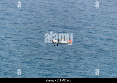 Kleines Flugzeug, das über den strand von copacabana in Rio de Janeiro in Brasilien fliegt. Stockfoto