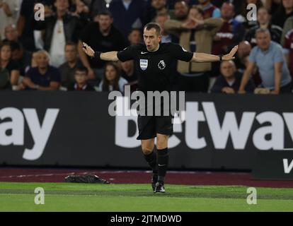 London, England, 31.. August 2022. Schiedsrichter Peter Bankes zeigt seine Gesten, als er seine ursprüngliche Entscheidung, Tottenham während des Spiels der Premier League im Londoner Stadion eine Strafe zu verleihen, umkehrt. Bildnachweis sollte lauten: Paul Terry / Sportimage Stockfoto