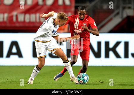 Enschede, Niederlande. 31. August 2022, ENSCHEDE - (lr) Julian Baas oder sbv Excelsior, Joshua Brenet oder FC Twente während des niederländischen Eredivisie-Spiels zwischen dem FC Twente und Excelsior Rotterdam im Stadion De Grolsch Veste am 31. August 2022 in Enschede, Niederlande. ANP GERRIT VAN COLOGNE Stockfoto