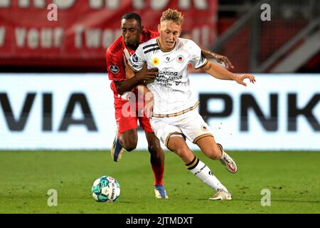 Enschede, Niederlande. 31. August 2022, ENSCHEDE - (lr) Joshua Brenet vom FC Twente, Julian Baas oder sbv Excelsior während des niederländischen Eredivisie-Spiels zwischen dem FC Twente und Excelsior Rotterdam im Stadion De Grolsch Veste am 31. August 2022 in Enschede, Niederlande. ANP GERRIT VAN COLOGNE Stockfoto