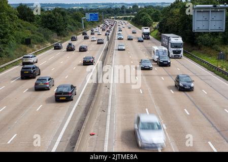 Autos und andere Fahrzeuge, die sich in Hertfordshire im Vereinigten Königreich auf einer britischen Autobahn mit hoher Geschwindigkeit bewegen Stockfoto