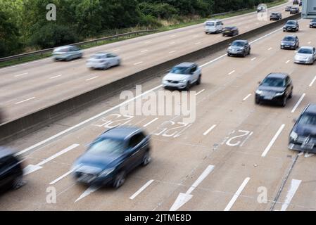 Autos und andere Fahrzeuge, die sich in Hertfordshire im Vereinigten Königreich auf einer britischen Autobahn mit hoher Geschwindigkeit bewegen Stockfoto