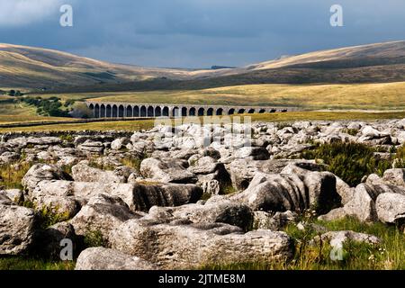 Batty Moss (auch bekannt als Ribblehead) Viadukt auf der Settle-Carlisle-Linie vom Kalksteinpflaster im Südwesten gesehen, Yorkshire Dales National Park. Stockfoto