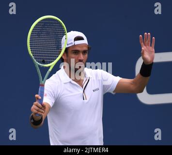 New York, Gbr. 31. August 2022. New York Flushing Meadows Tag der offenen Tür 3 31/08/2022 Matteo Berrettini (ITA) gewinnt das erste Spiel der Runde Credit: Roger Parker/Alamy Live News Stockfoto