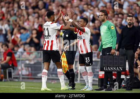 Enschede, Niederlande. 31. August 2022, EINDHOVEN - (LR) Cody Gakpo vom PSV Eindhoven, Savio Moreira de Oliveira vom PSV Eindhoven während des niederländischen Eredivisie-Spiels zwischen PSV Eindhoven und FC Volendam am 31. August 2022 im Phillips Stadium in Eindhoven, Niederlande. ANP MAURICE VAN STEEN Stockfoto