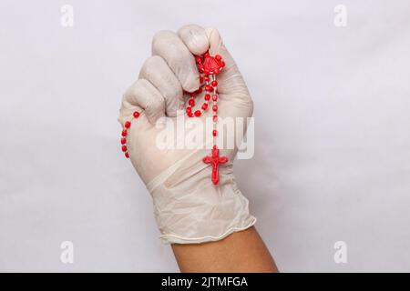 Weiße, mit einem roten dritten Coronavirus beschattet Hände in Brasilien. Stockfoto