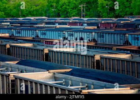 Die mit Kohle gefüllten Autos der Norfolk Southern Railway sind auf dem Williamson-Eisenbahnhof am 28. April 2010 in Williamson, West Virginia, abgebildet. Stockfoto