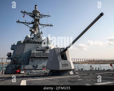 220830-N-UL352-1043 SUEZ-KANAL (30. August 2022) der Raketenjäger USS Delbert D. Black (DDG 119) durchreist den Suez-Kanal, 30. August. Delbert D. Black wird im Einsatzgebiet der US-Flotte für 5. eingesetzt, um die Sicherheit und Stabilität der Seeschifffahrt in der Region des Nahen Ostens zu gewährleisten. (USA Navy Foto von Mass Communication Specialist 3. Class Jeremy R. Boan) Stockfoto