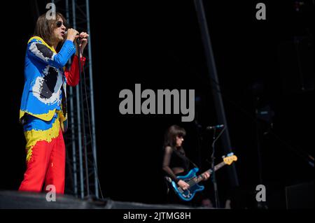 PORTSMOUTH, HAMPSHIRE, Großbritannien – 26 2022. AUGUST: Die Indie Rock Band Primal Scream eröffnet das Victorious Music Festival auf Southsea Common. Stockfoto