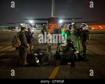 Brasilianische Flieger und amerikanische Flieger, die dem Rettungsgeschwader der New York Air National Guard von 106. zugewiesen sind, bringen während einer medizinischen Evakuierungsmission, die im Rahmen der Übung Tapio, einer gemeinsamen brasilianisch-amerikanischen Trainingsübung, durchgeführt wird, simulierte Opfer von einem der HC-130 Combat King II Such- und Rettungsflugzeuge des Flügels, Am 24. August 2022 in Campo Grande, Brasilien. Die New York Air National Guard entsandte 100 Mitarbeiter, die im Rahmen der Partnerschaft des New York National Guard State Partnership Program mit Brasilien an der Übung teilnehmen. Der Rettungsflügel von 106. befindet sich in Gabreski Air National G Stockfoto