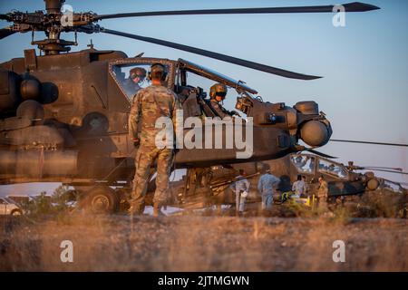 Dienstmitglieder der Peace Vanguard Republic of Singapore Air Force und der Arizona Army National Guard trainierten gemeinsam vom 21. Juli bis 29. August 2022 im Orchard Combat Training Center der Idaho National Guard und absolvierten Tag und Nacht AH-64 Apache-Luftwaffeneinsätze. Während des OCTC trainierten Peace Vanguard-Piloten und -Crews in verschiedenen Bereichen für die Qualifikation von Luft zu Boden und Luft zu Luft, einschließlich der Digital Air Ground Integrated Range. Die DAGIR ist eine von drei in der US-Armee und ermöglicht es Luft- und Bodengeräten, zusammen zu trainieren und gleichzeitig präzise und Echtzeit-Feedbacs zu erhalten Stockfoto