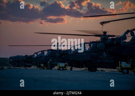 Dienstmitglieder der Peace Vanguard Republic of Singapore Air Force und der Arizona Army National Guard trainierten gemeinsam vom 21. Juli bis 29. August 2022 im Orchard Combat Training Center der Idaho National Guard und absolvierten Tag und Nacht AH-64 Apache-Luftwaffeneinsätze. Während des OCTC trainierten Peace Vanguard-Piloten und -Crews in verschiedenen Bereichen für die Qualifikation von Luft zu Boden und Luft zu Luft, einschließlich der Digital Air Ground Integrated Range. Die DAGIR ist eine von drei in der US-Armee und ermöglicht es Luft- und Bodengeräten, zusammen zu trainieren und gleichzeitig präzise und Echtzeit-Feedbacs zu erhalten Stockfoto