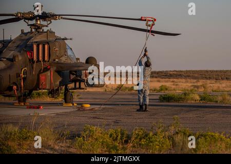 Dienstmitglieder der Peace Vanguard Republic of Singapore Air Force und der Arizona Army National Guard trainierten gemeinsam vom 21. Juli bis 29. August 2022 im Orchard Combat Training Center der Idaho National Guard und absolvierten Tag und Nacht AH-64 Apache-Luftwaffeneinsätze. Während des OCTC trainierten Peace Vanguard-Piloten und -Crews in verschiedenen Bereichen für die Qualifikation von Luft zu Boden und Luft zu Luft, einschließlich der Digital Air Ground Integrated Range. Die DAGIR ist eine von drei in der US-Armee und ermöglicht es Luft- und Bodengeräten, zusammen zu trainieren und gleichzeitig präzise und Echtzeit-Feedbacs zu erhalten Stockfoto