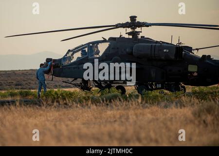 Dienstmitglieder der Peace Vanguard Republic of Singapore Air Force und der Arizona Army National Guard trainierten gemeinsam vom 21. Juli bis 29. August 2022 im Orchard Combat Training Center der Idaho National Guard und absolvierten Tag und Nacht AH-64 Apache-Luftwaffeneinsätze. Während des OCTC trainierten Peace Vanguard-Piloten und -Crews in verschiedenen Bereichen für die Qualifikation von Luft zu Boden und Luft zu Luft, einschließlich der Digital Air Ground Integrated Range. Die DAGIR ist eine von drei in der US-Armee und ermöglicht es Luft- und Bodengeräten, zusammen zu trainieren und gleichzeitig präzise und Echtzeit-Feedbacs zu erhalten Stockfoto