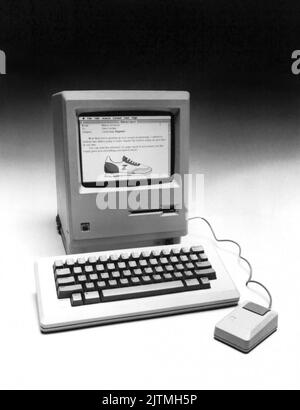 Das Werbefoto von Apple Computer im Januar 1984 von ihrem brandneuen Macintosh-Computer. Apple kündigte den neuen Macintosh mit einem 32-Bit-Mikroprozessor, einem integrierten 3,5-Zoll-Laufwerk, einem 9-Zoll-Schwarz-auf-Weiß-Display, 64k ROM und 128k RAM sowie einer abnehmbaren Tastatur und einem Mauszeigegerät an. Unverbindliche Preisempfehlung: 2.495 US-Dollar. Stockfoto