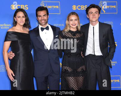 Kaitlin Vilasuso, Jordi Vilasuso, Bailee Madison und Blake Richardson kommen bei den Annual Daytime Emmy Awards 49. an, die am 24. Juni 2022 im Pasadena Civic Auditorium in Pasadena, CA, abgehalten wurden. © OConnor- Arroyo/AFF-USA.com Stockfoto