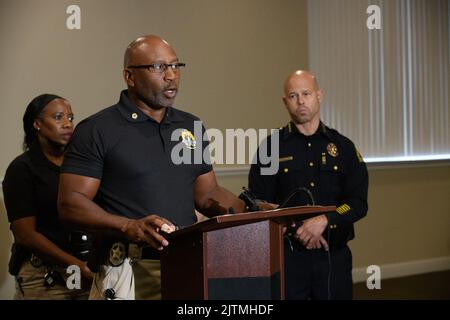 Dallas, Texas, USA. 31. August 2022. Die Dallas Black Police Officers Association (BPOA) und Eddie GarcÃ-A, Chef des Polizeidezernats von Dallas, verurteilten Berichte, dass ein weißer Offizier in der überwiegend schwarzen South Central Division des Departements versuchte, eine rassistische „Challenge Coin“ zu verkaufen, die den 15.. Jahrestag der Gründung dieser Division feierte. Der Verbands- und Polizeichef hielt am Mittwochnachmittag eine Pressekonferenz im BPOA-Hauptquartier ab.die Abteilung gab nicht den Namen des Offiziers bekannt, der das Münzkonzept entworfen hatte, aber Chief GarcÃ-A bestätigte auf einer Pressekonferenz die Offi Stockfoto