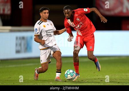 Enschede, Niederlande. 31. August 2022, ENSCHEDE - (lr) Couhaib Driouech oder sbv Excelsior, Joshua Brenet oder FC Twente während des niederländischen Eredivisie-Spiels zwischen dem FC Twente und Excelsior Rotterdam im Stadion De Grolsch Veste am 31. August 2022 in Enschede, Niederlande. ANP GERRIT VAN COLOGNE Stockfoto