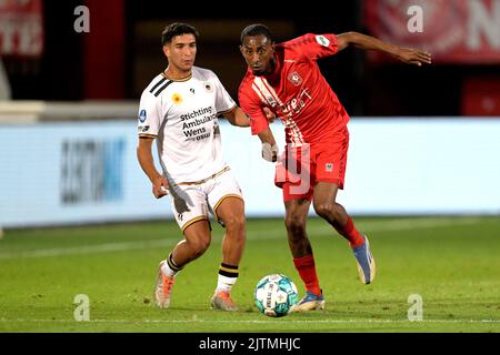 Enschede, Niederlande. 31. August 2022, ENSCHEDE - (lr) Couhaib Driouech oder sbv Excelsior, Joshua Brenet oder FC Twente während des niederländischen Eredivisie-Spiels zwischen dem FC Twente und Excelsior Rotterdam im Stadion De Grolsch Veste am 31. August 2022 in Enschede, Niederlande. ANP GERRIT VAN COLOGNE Stockfoto