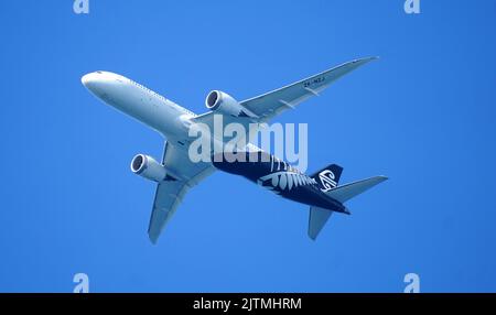 Blick auf einen Air New Zealand Boeing 787-9 Dreamliner, der seinen Weg zum Flughafen Honolulu eingeht. Stockfoto