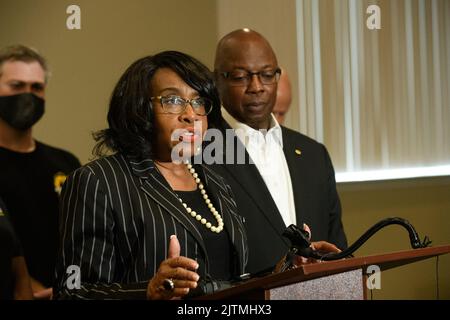 Dallas, Texas, USA. 31. August 2022. Die Dallas Black Police Officers Association (BPOA) und Eddie GarcÃ-A, Chef des Polizeidezernats von Dallas, verurteilten Berichte, dass ein weißer Offizier in der überwiegend schwarzen South Central Division des Departements versuchte, eine rassistische „Challenge Coin“ zu verkaufen, die den 15.. Jahrestag der Gründung dieser Division feierte. Der Verbands- und Polizeichef hielt am Mittwochnachmittag eine Pressekonferenz im BPOA-Hauptquartier ab.die Abteilung gab nicht den Namen des Offiziers bekannt, der das Münzkonzept entworfen hatte, aber Chief GarcÃ-A bestätigte auf einer Pressekonferenz die Offi Stockfoto