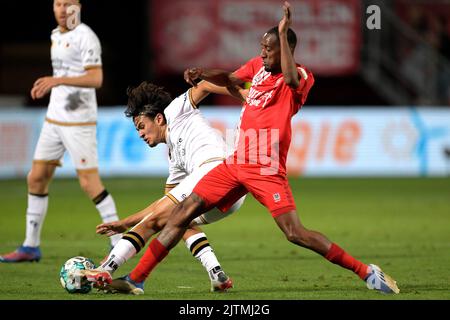 Enschede, Niederlande. 31. August 2022, ENSCHEDE - (lr) Nathan Tjoe-A-on oder sbv Excelsior, Joshua Brenet oder FC Twente während des niederländischen Eredivisie-Spiels zwischen dem FC Twente und Excelsior Rotterdam im Stadion De Grolsch Veste am 31. August 2022 in Enschede, Niederlande. ANP GERRIT VAN COLOGNE Stockfoto