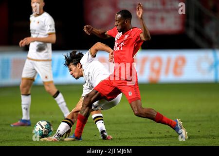 Enschede, Niederlande. 31. August 2022, ENSCHEDE - (lr) Nathan Tjoe-A-on oder sbv Excelsior, Joshua Brenet oder FC Twente während des niederländischen Eredivisie-Spiels zwischen dem FC Twente und Excelsior Rotterdam im Stadion De Grolsch Veste am 31. August 2022 in Enschede, Niederlande. ANP GERRIT VAN COLOGNE Stockfoto