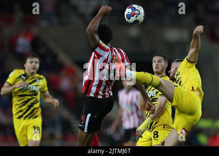 Jamie McCart von Rotherham United bestreitet einen High Ball mit Ellis Simms von Sunderland während des Sky Bet Championship-Spiels zwischen Sunderland und Rotherham United am Mittwoch, 31.. August 2022 im Stadium of Light, Sunderland. (Kredit: Mark Fletcher | MI News) Kredit: MI Nachrichten & Sport /Alamy Live News Stockfoto