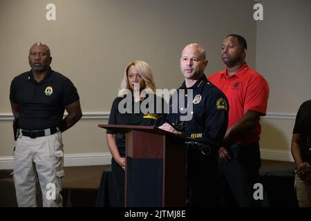 Dallas, Texas, USA. 31. August 2022. Die Dallas Black Police Officers Association (BPOA) und Eddie GarcÃ-A, Chef des Polizeidezernats von Dallas, verurteilten Berichte, dass ein weißer Offizier in der überwiegend schwarzen South Central Division des Departements versuchte, eine rassistische „Challenge Coin“ zu verkaufen, die den 15.. Jahrestag der Gründung dieser Division feierte. Der Verbands- und Polizeichef hielt am Mittwochnachmittag eine Pressekonferenz im BPOA-Hauptquartier ab.die Abteilung gab nicht den Namen des Offiziers bekannt, der das Münzkonzept entworfen hatte, aber Chief GarcÃ-A bestätigte auf einer Pressekonferenz die Offi Stockfoto