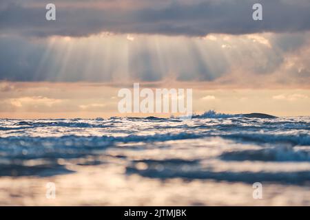 Sonnenstrahlen über dem wilden Nordmeer. Hochwertige Fotos Stockfoto