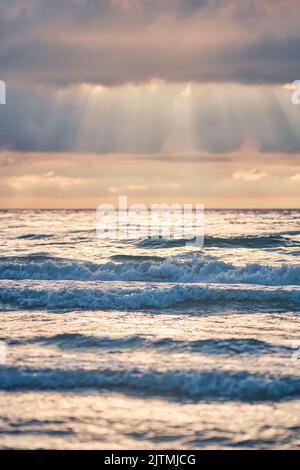 Sonnenstrahlen über dem wilden Nordmeer. Hochwertige Fotos Stockfoto