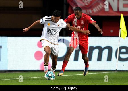 Enschede, Niederlande. 31. August 2022, ENSCHEDE - (lr) Couhaib Driouech oder sbv Excelsior, Joshua Brenet oder FC Twente während des niederländischen Eredivisie-Spiels zwischen dem FC Twente und Excelsior Rotterdam im Stadion De Grolsch Veste am 31. August 2022 in Enschede, Niederlande. ANP GERRIT VAN COLOGNE Stockfoto