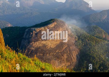 Blick vom Gipfel des schönen Felsens in Rio de Janeiro nach einem Brand in Brasilien. Stockfoto