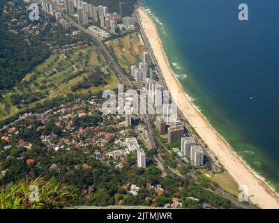 Sao conrado Strand ( Praia de São Conrado ) von der Spitze des Grat von Gavea Stein gesehen ( Pedra da Gávea ) in rio de janeiro brasilien. Stockfoto