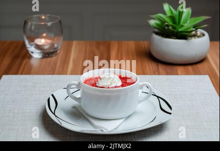 Erdbeer-Sahnesuppe mit Schlagsahne, Vorspeise mit Obstsuppe, Hintergrund im Hotel Stockfoto