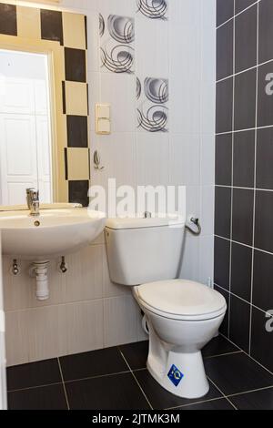 Badezimmer Innenraum innerhalb einer Toilette in einem Apartment Stockfoto