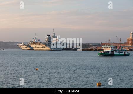 HMS Queen Elizabeth und HMS Prince of Wales Flugzeugträger in Portsmouth am 28.. Juli 2022.Bilder aufgenommen einen Monat bevor Prince of Wales in die Vereinigten Staaten segelte. Die Flugzeugträger der Queen Elizabeth-Klasse sind die größten Kriegsschiffe, die jemals für die Royal Navy gebaut wurden. Stockfoto