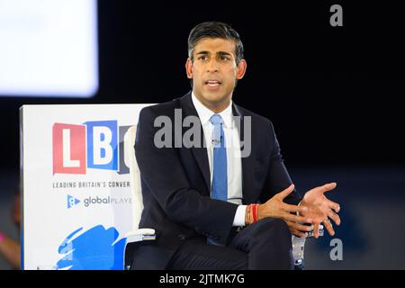 London, Großbritannien. 31. August 2022. Rishi Sunak während einer Hustings-Veranstaltung in der Wembley Arena, London, als Teil seiner Kampagne, Vorsitzender der Konservativen Partei und nächster Premierminister zu sein. Bilddatum: Mittwoch, 31. August 2022. Bildnachweis sollte lauten: Matt Crossick/Empics/Alamy Live News Stockfoto