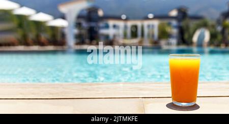 Glas frischen kühlen Orangensaft Getränk auf Schwimmbad-Board, Sommer tropischen Urlaub Konzept.Banner mit Copy Space Stockfoto