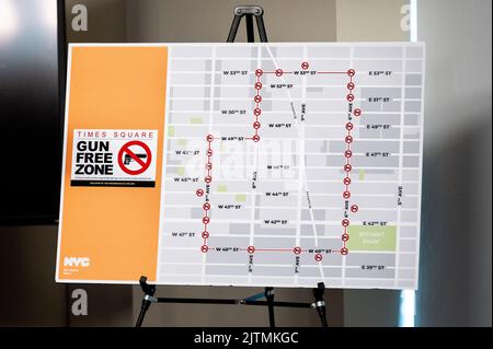 New York, Usa. 31. August 2022. Eine Karte, die die Grenzen der waffenfreien Zone um den Times Square bei einer Pressekonferenz zeigt, um neue verdeckte Carry-gun-Gesetze anzukündigen. Kredit: SOPA Images Limited/Alamy Live Nachrichten Stockfoto