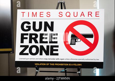 New York, Usa. 31. August 2022. Ein Musterschild mit der Aufschrift „Times Square gun free Zone“ auf einer Pressekonferenz, um neue verdeckte Carry gun-Gesetze anzukündigen. Kredit: SOPA Images Limited/Alamy Live Nachrichten Stockfoto