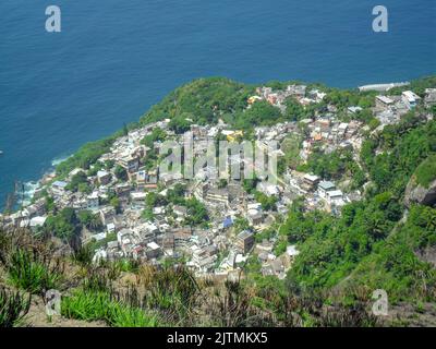 Slum von Vidigal vom Gipfel des Two Brothers Hill in Rio de Janeiro, Brasilien. Stockfoto