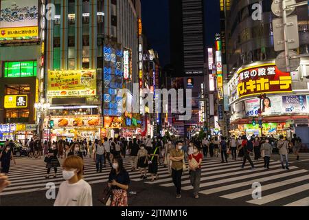 Neonschilder entlang des Rotlicht- und Unterhaltungsviertels von Shinjuku, Tokio, Japan. Stockfoto